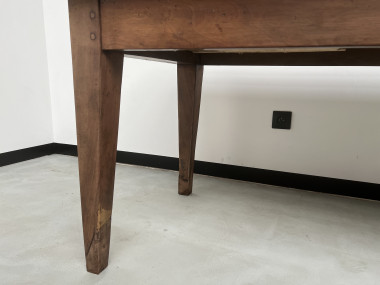 Table de ferme en noyer massif aux pieds fuseaux, vue 10