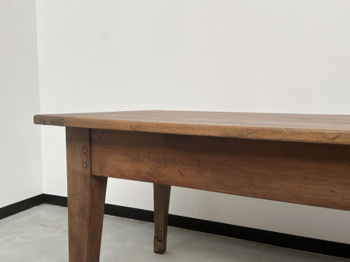 Table de ferme en noyer massif aux pieds fuseaux, vue 11