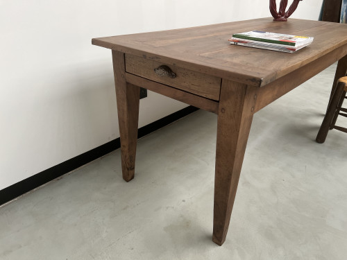Table de ferme en noyer massif aux pieds fuseaux, vue 16