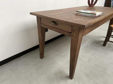 Table de ferme en noyer massif aux pieds fuseaux, vue 16