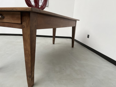 Table de ferme en noyer massif aux pieds fuseaux, vue 18
