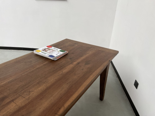 Table de ferme en noyer massif aux pieds fuseaux, vue 21