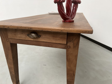 Table de ferme en noyer massif aux pieds fuseaux, vue 23