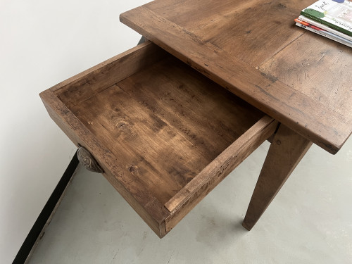 Table de ferme en noyer massif aux pieds fuseaux, vue 24