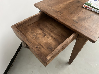Table de ferme en noyer massif aux pieds fuseaux, vue 24