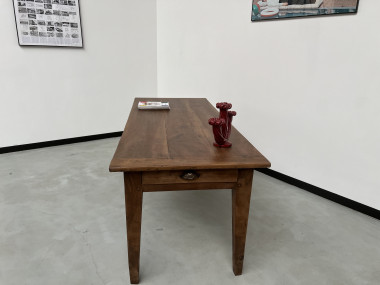 Table de ferme en noyer massif aux pieds fuseaux, vue 28