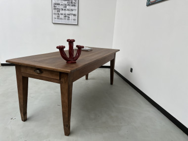 Table de ferme en noyer massif aux pieds fuseaux, vue 29