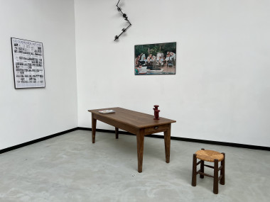 Table de ferme en noyer massif aux pieds fuseaux, vue 1