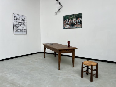 Table de ferme en noyer massif aux pieds fuseaux, vue 32