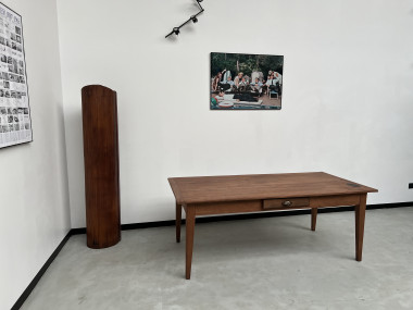 Table de ferme en teck aux pieds fuseaux, vue 6