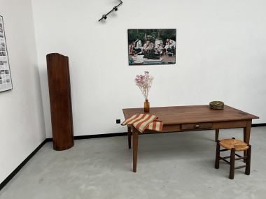 Table de ferme en teck aux pieds fuseaux, vue 26