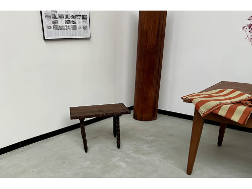 Table basse brutaliste, pieds tournés, vue 1