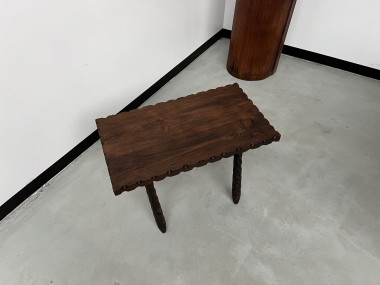 Table basse brutaliste, pieds tournés, vue 2