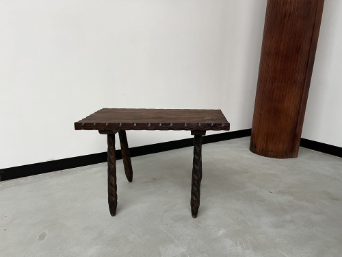 Table basse brutaliste, pieds tournés, vue 3