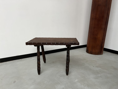 Table basse brutaliste, pieds tournés, vue 3