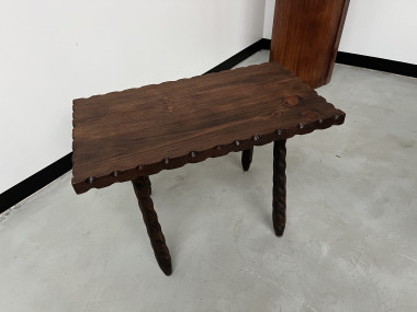 Table basse brutaliste, pieds tournés, vue 4