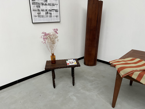 Table basse brutaliste, pieds tournés, vue 7