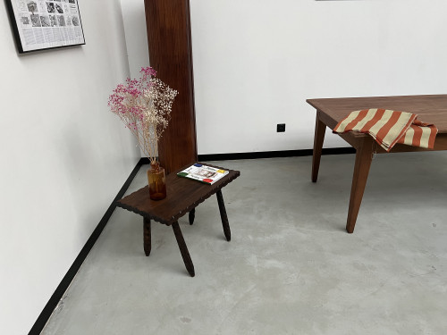 Table basse brutaliste, pieds tournés, vue 8