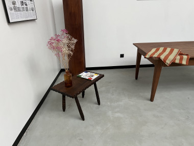 Table basse brutaliste, pieds tournés, vue 8