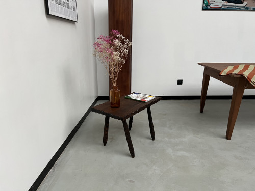 Table basse brutaliste, pieds tournés, vue 9