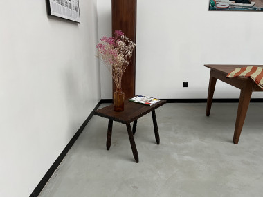 Table basse brutaliste, pieds tournés, vue 9