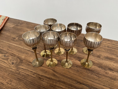 9 verres anciens en métal argenté et laiton, vue 4