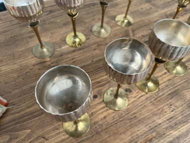 9 verres anciens en métal argenté et laiton, vue 10