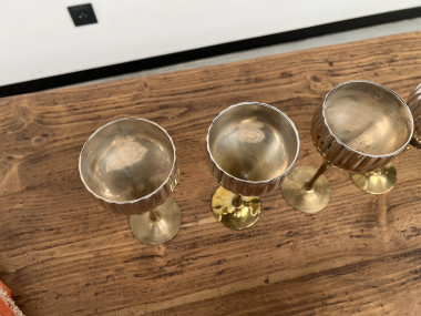 9 verres anciens en métal argenté et laiton, vue 14