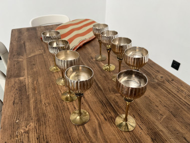 9 verres anciens en métal argenté et laiton, vue 1