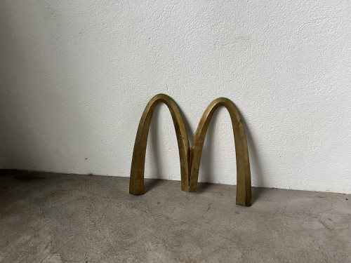 Enseigne Mac Donald's en laiton massif, circa 1970, vue 2