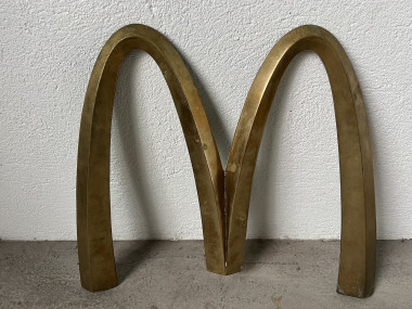 Enseigne Mac Donald's en laiton massif, circa 1970, vue 3