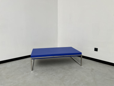 Table basse moderniste vintage, couleur bleu Klein, vue 2