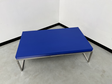 Table basse moderniste vintage, couleur bleu Klein, vue 3