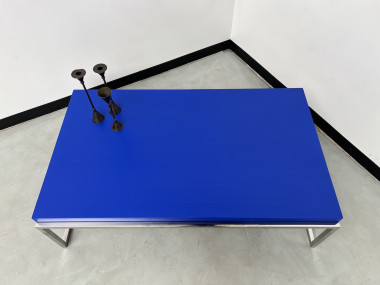Table basse moderniste vintage, couleur bleu Klein, vue 4