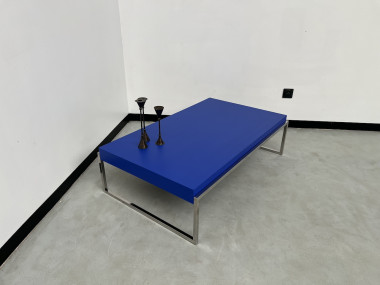 Table basse moderniste vintage, couleur bleu Klein, vue 6