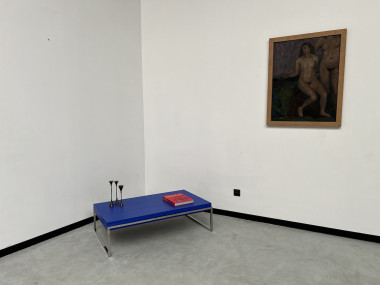 Table basse moderniste vintage, couleur bleu Klein, vue 7