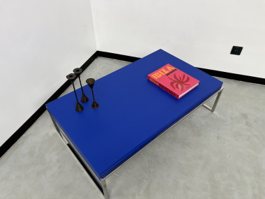 Table basse moderniste vintage, couleur bleu Klein, vue 9