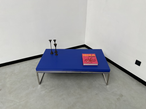 Table basse moderniste vintage, couleur bleu Klein, vue 1