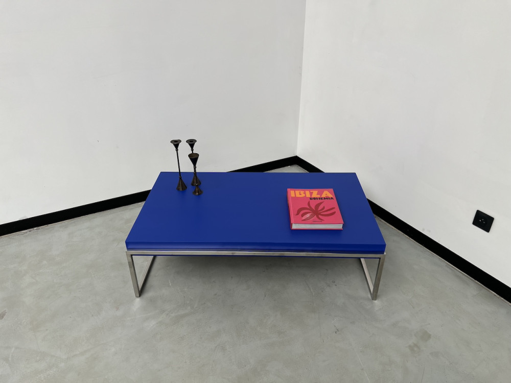 Table basse moderniste vintage, couleur bleu Klein, vue 1