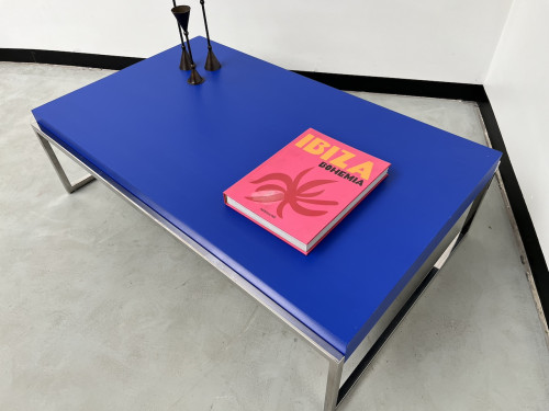 Table basse moderniste vintage, couleur bleu Klein, vue 13