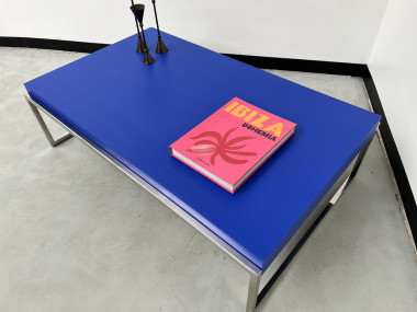 Table basse moderniste vintage, couleur bleu Klein, vue 13