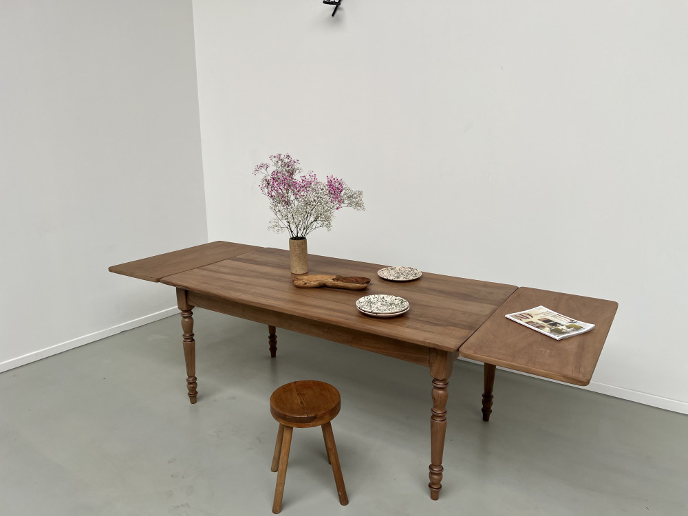 Table de ferme en noyer, vue 1