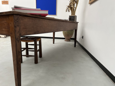 Grande table écritoire des années 40 en chêne massif, vue 29