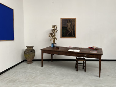 Grande table écritoire des années 40 en chêne massif, vue 1