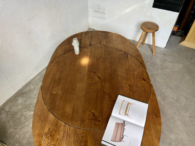 Table basse ronde en chêne massif, DLG Pierre Chapo, avec ses rallonges., vue 19
