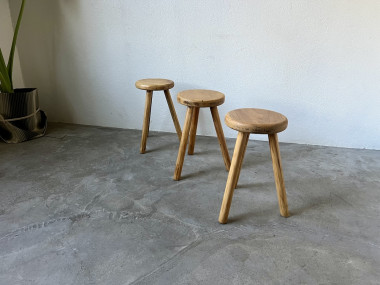 Série de 3 tabourets tripode DLG Charlotte Perriand, vue 1