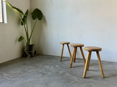 Série de 3 tabourets tripode DLG Charlotte Perriand, vue 2