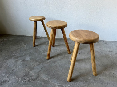 Série de 3 tabourets tripode DLG Charlotte Perriand, vue 3