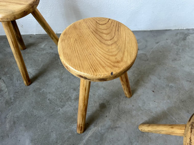 Série de 3 tabourets tripode DLG Charlotte Perriand, vue 5