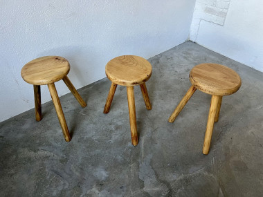 Série de 3 tabourets tripode DLG Charlotte Perriand, vue 7
